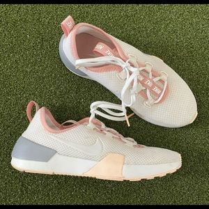 Nike sneakers 👟 like brand new